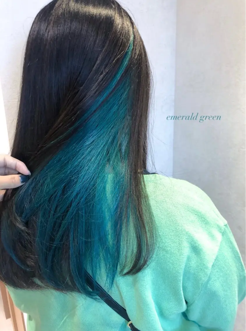 ロング カラー エメラルドグリーン インナーカラー トリートメント 透明感カラー/韓国 レイヤーmomokaのヘアスタイル