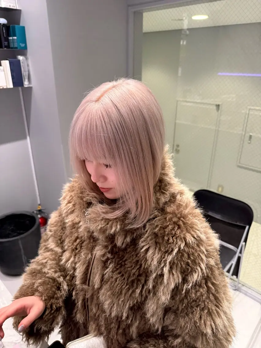 セミロング カラー カット ヘアカラー トリートメント ハイトーンレイヤー 顔まわりSOTAのヘアスタイル
