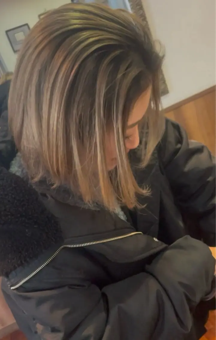 ショート カラー バレイヤージュ ブリーチ ケアブリーチ グレージュ レイヤーカット 福見 美保のヘアスタイル