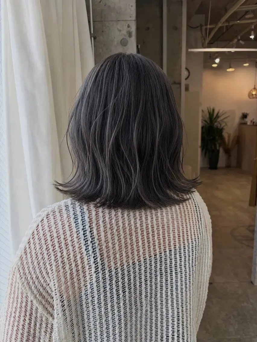 ミディアム カラー アッシュ アッシュグレー アッシュグレージュ グレージュ シルバー ヘアカラー [lani ] konatsuのヘアスタイル
