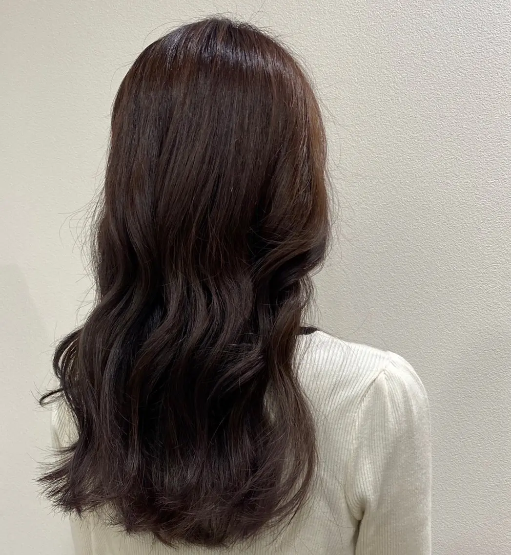 ロング カラー ブリーチ グレージュ ブリーチなしカラー パープルカラー パープルグレージュ 松本 絢乃のヘアスタイル