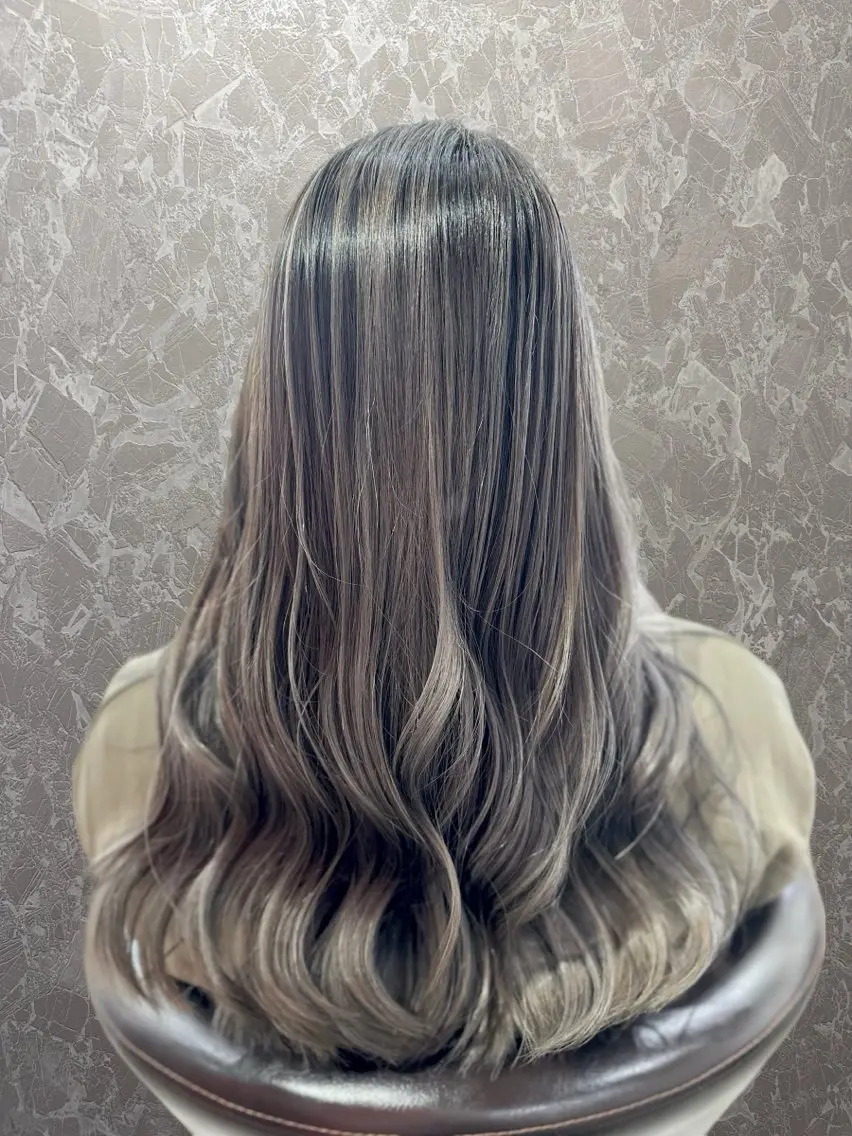 ロング レイヤーカット 横田 ひかるのヘアスタイル