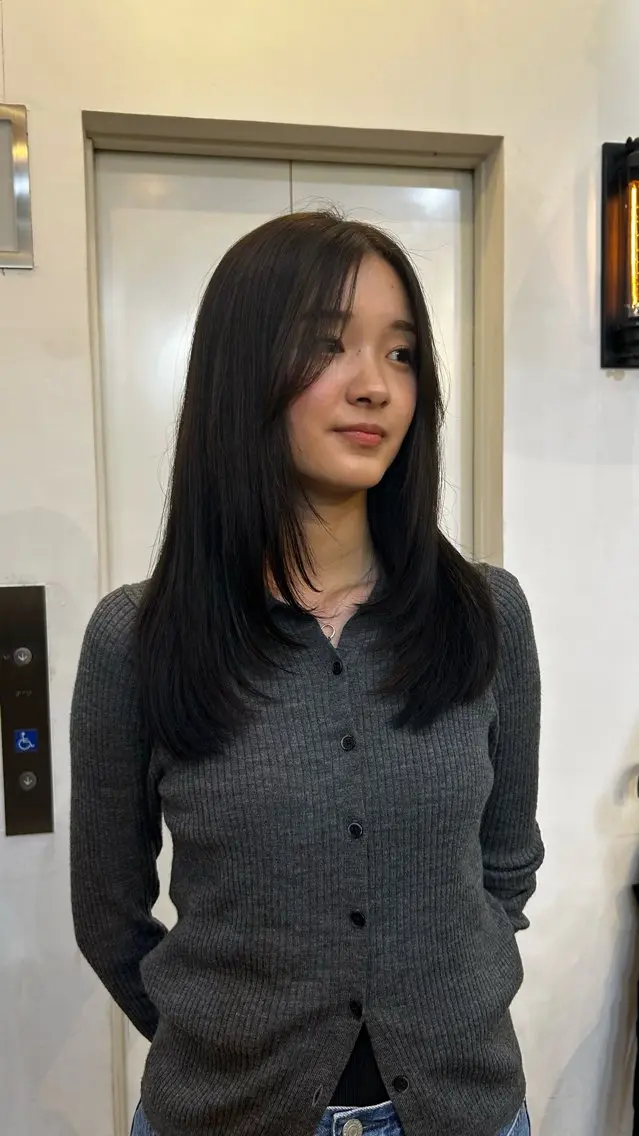 ロング レイヤーカット トリートメント momoka Jr.stylistのヘアスタイル