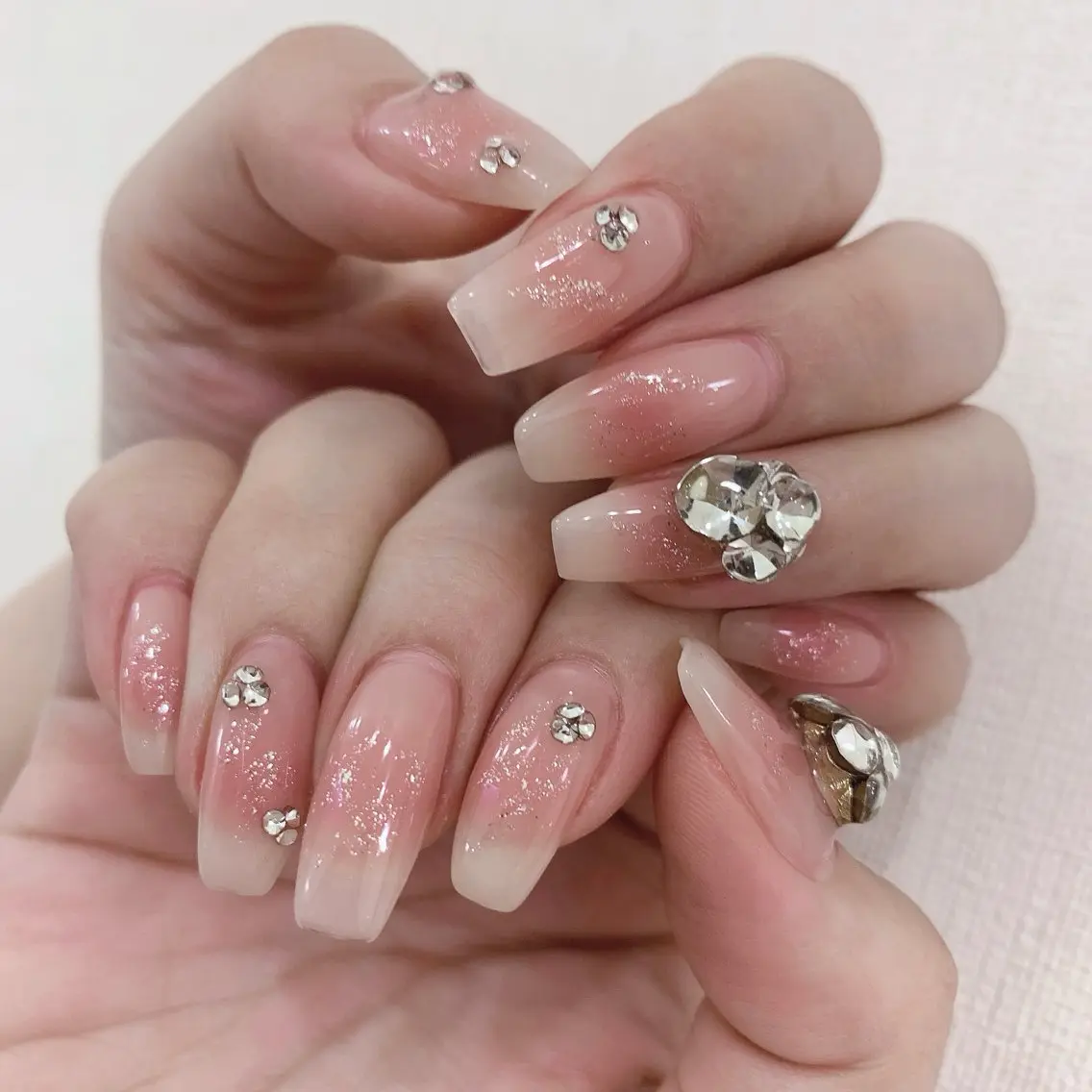 ネイル チークネイル キラキラネイル 春ネイル 夏ネイル ワンホンネイル Rainbow Nailのネイルデザイン