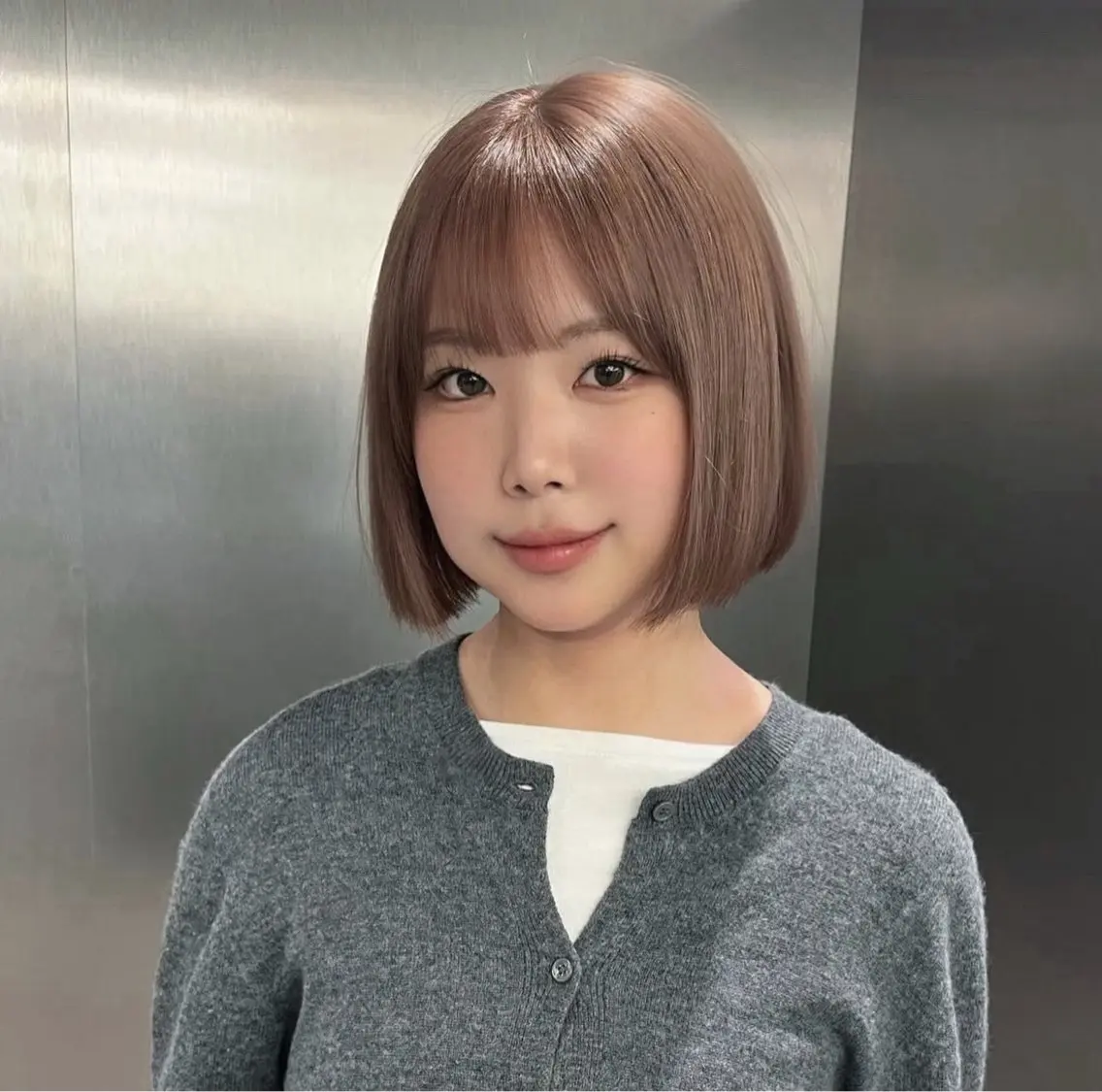ショート カラー ベージュカラー ブリーチ 透明感カラー ミルクティーベージュ オレンジ ヘアカラー 柔らかカラー/地毛風 ストレート mikaのヘアスタイル