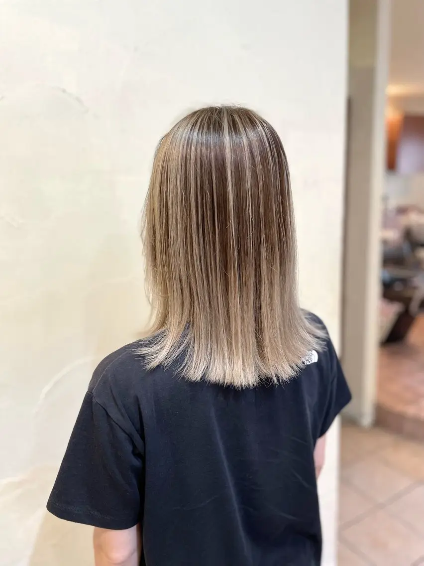 ミディアム カラー バレイヤージュ ベージュカラー ブリーチ デザインカラー グラデーションカラー 秋山 幸太のヘアスタイル
