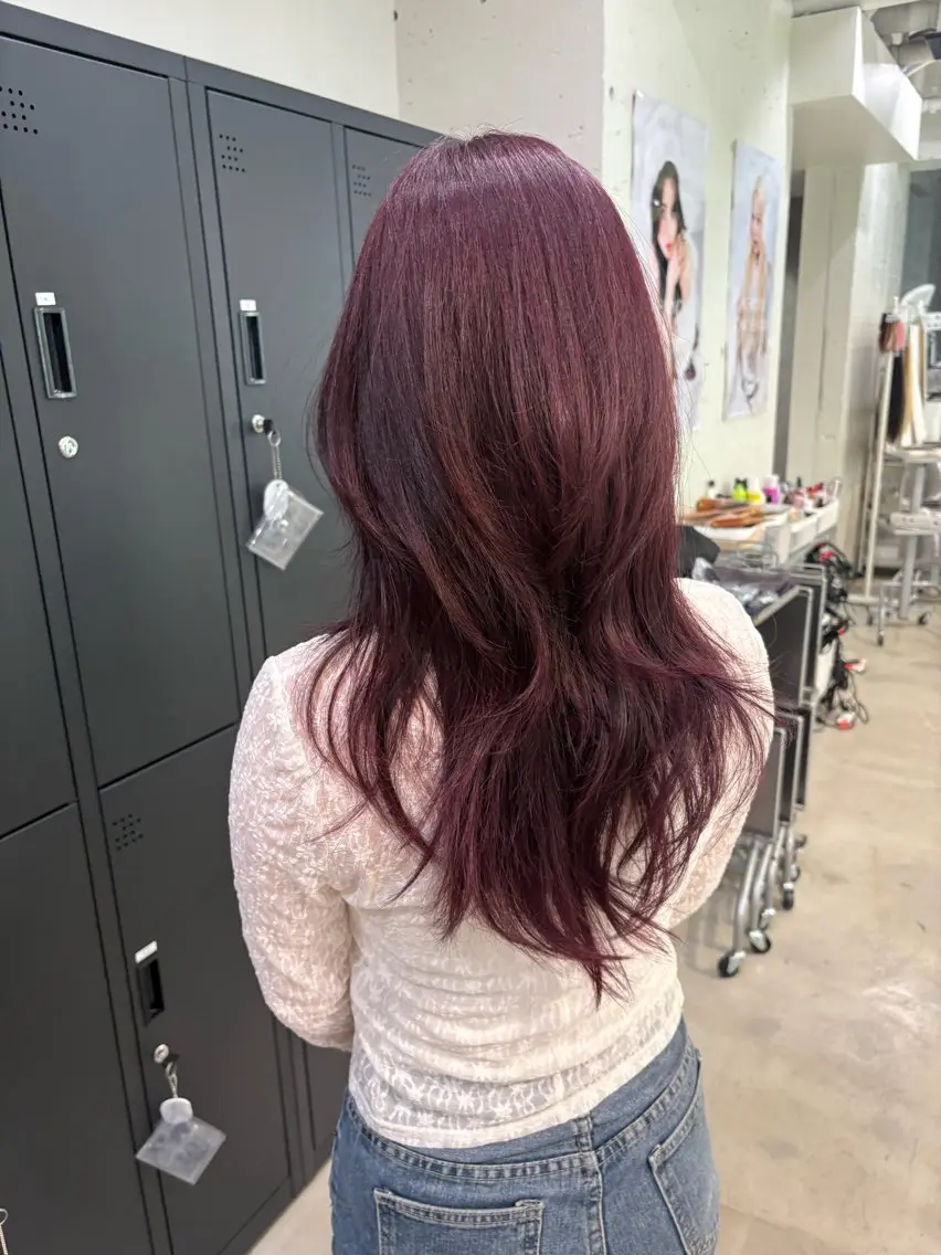 ロング カラー イルミナカラー レッドカラー ハイレイヤー レイヤーカット ヘアカラー Airi 韓国y2k ハイレイヤーのヘアスタイル