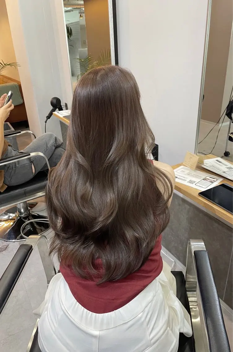 ミディアム カラー カット ヘアカラー トリートメント レイヤーカット 西村あきやのヘアスタイル