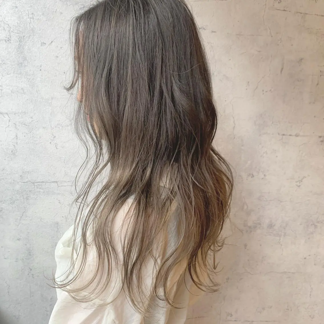 ロング カラー グレージュ 池田 真由美のヘアスタイル