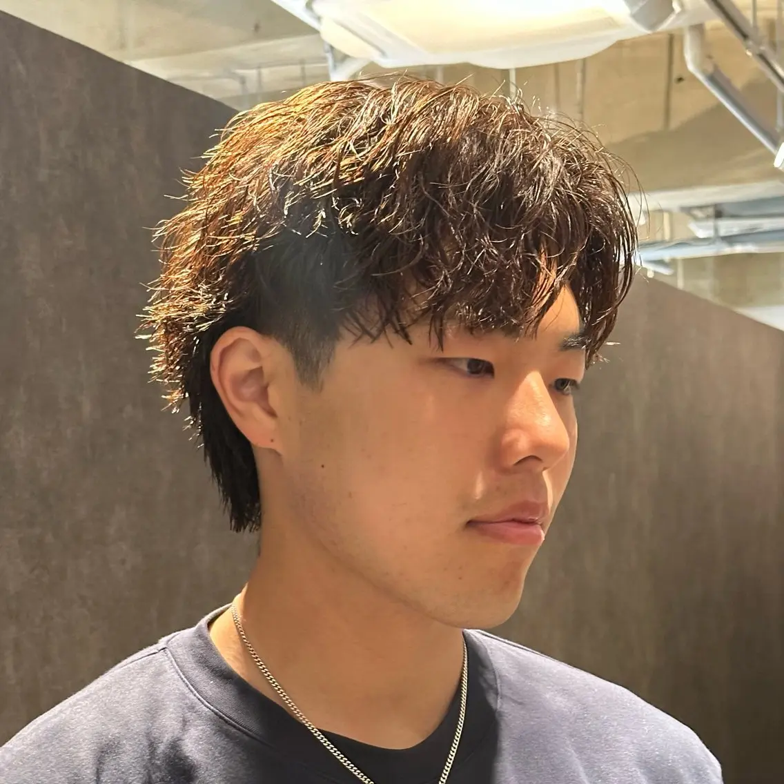 ショート カラー パーマ メンズ メンズブリーチ センターパート フェードカット フェザーパーマ メンズハイライト 金山駅前/メンズ パーマ/真柄 恒輝のヘアスタイル