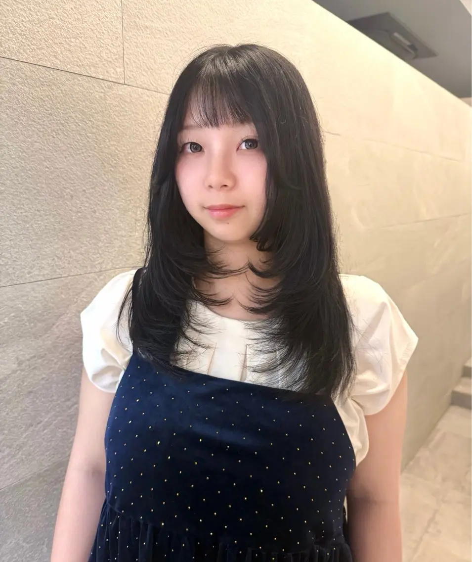 ミディアム she. momonoのヘアスタイル