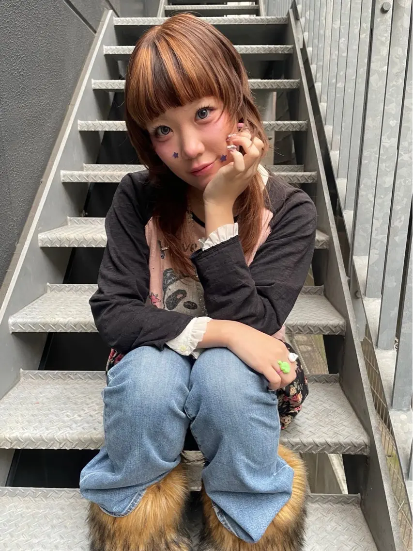 ミディアム カラー ベージュカラー ブリーチ ブロンド ケアブリーチ デザインカラー カット ヘアカラー トリートメント MIU/ルーツカラー 顔まわりレイヤーのヘアスタイル