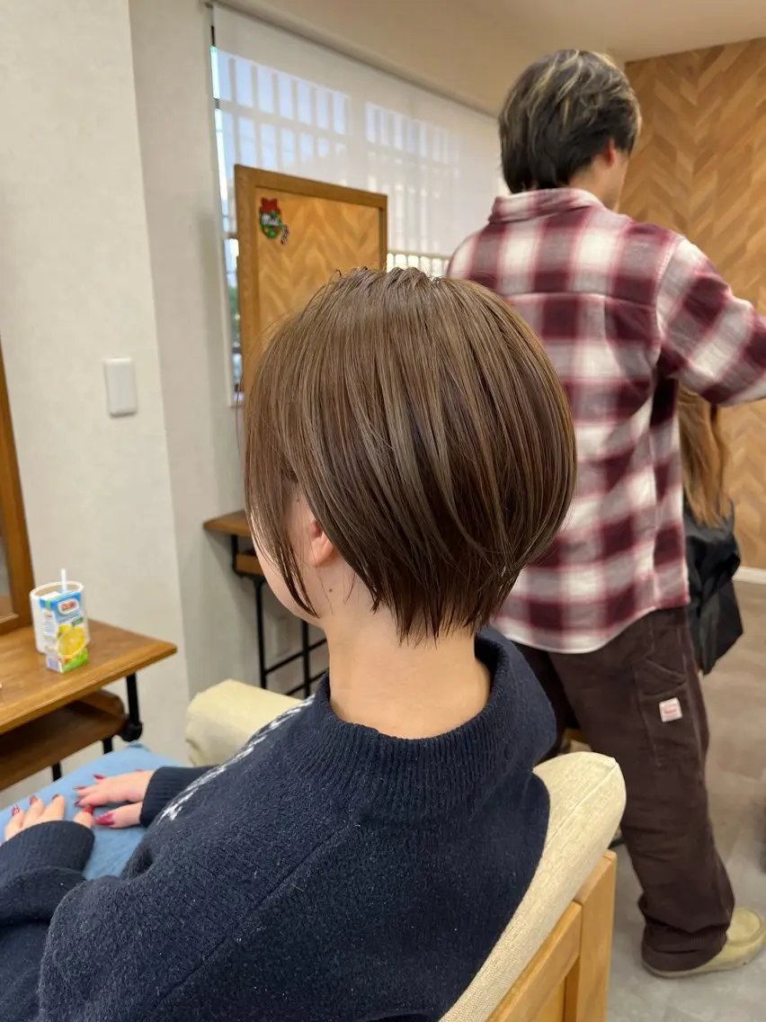 ショート ショートヘア カット ヘアカラー トリートメント issy/ハイライト ハイトーン／レイヤーのヘアスタイル