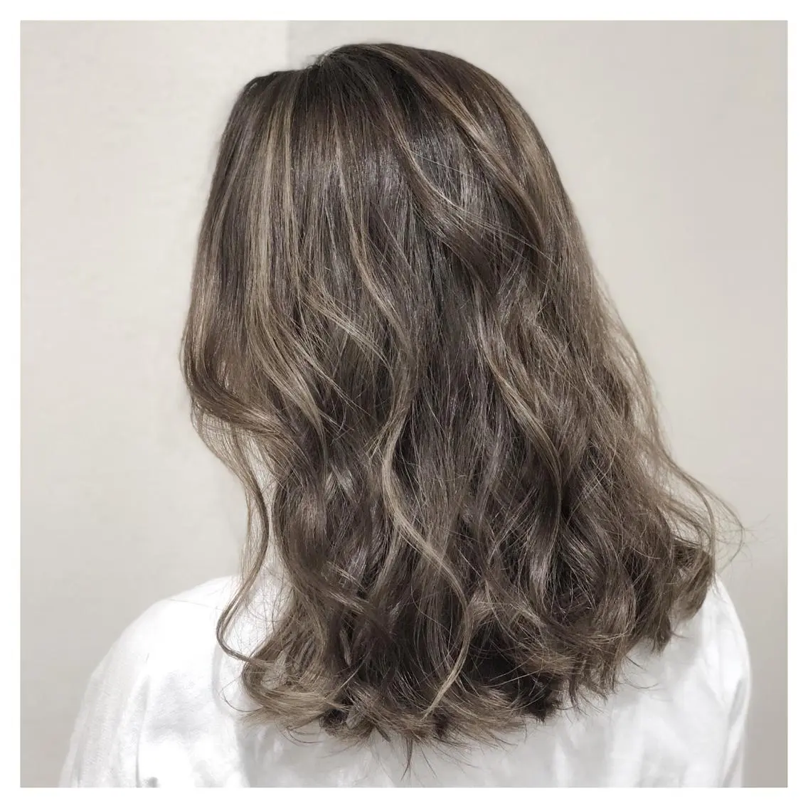 ミディアム カラー biscohair 髪にドラマを。のヘアスタイル