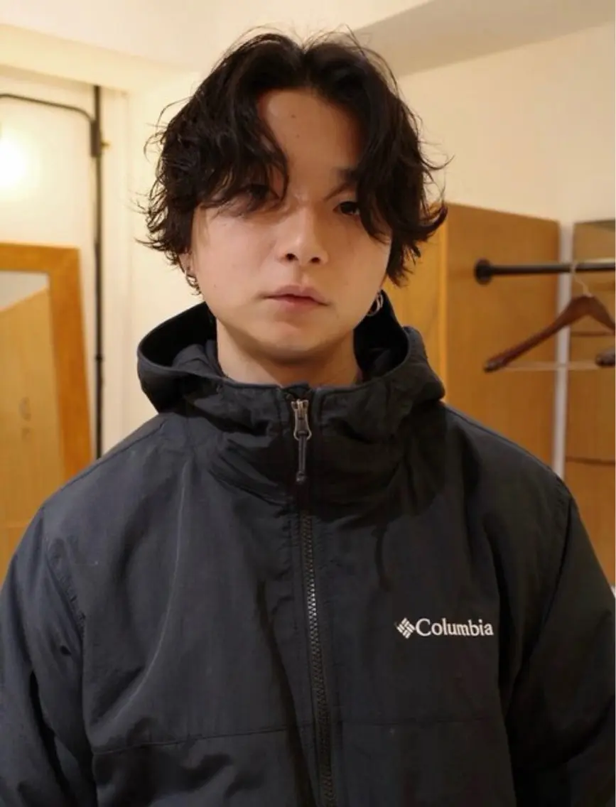 パーマ メンズ メンズブリーチ センターパート メンズハイトーン カルマパーマ メンズ韓国風 カット パーマ 似合わせメンズカット ブリーチ/ウルフ/栄のヘアスタイル