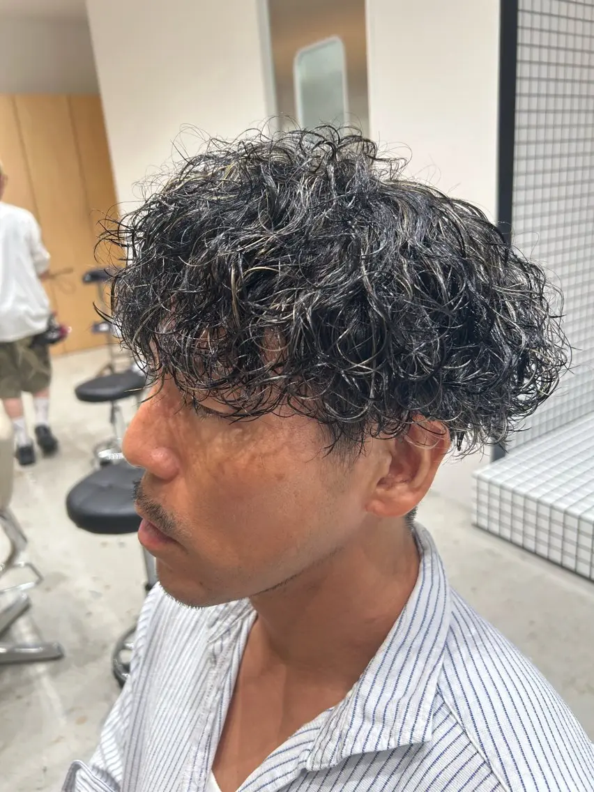 カラー パーマ メンズ フェードカット メンズハイライト メンズパーマ ハイライトカラー 🐲ツイスパ🐲 フェード/龍のヘアスタイル