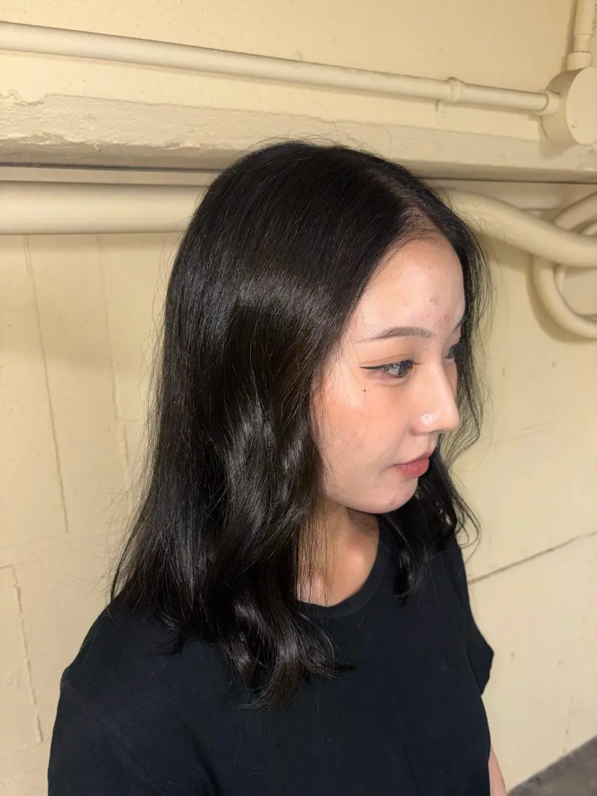 ミディアム カラー 黒髪 ブルーカラー ブルーブラック ダブルカラー ヘアカラー 森脇 万葉のヘアスタイル