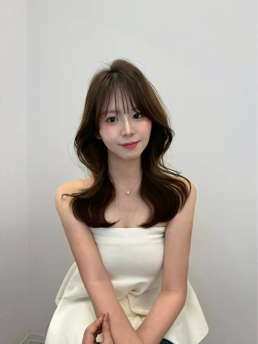 セミロング くびれヘア 韓国風ヘア カット ヘアカラー 碓氷 梨乃のヘアスタイル