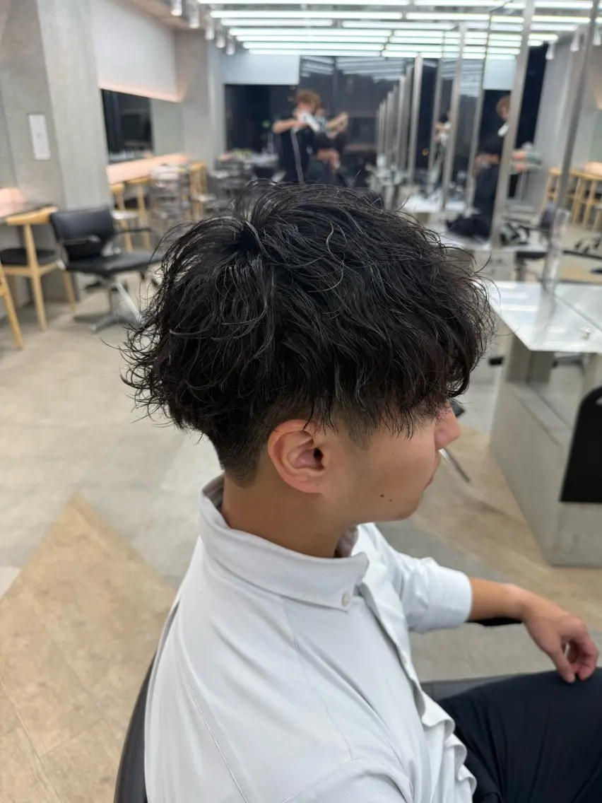 ミディアム カラー パーマ メンズ キッズ ミディアムパーマ メンズパーマ 波巻きパーマ スパイラルパーマ 栄💗メンズ｜似合せ パーマ｜haruのヘアスタイル