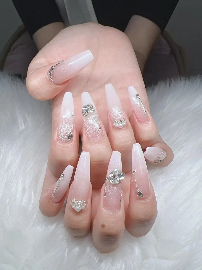 ネイル 長さ出し グラデーション 卒業式 キラキラネイル マグネットネイル Lee Nailsのネイルデザイン