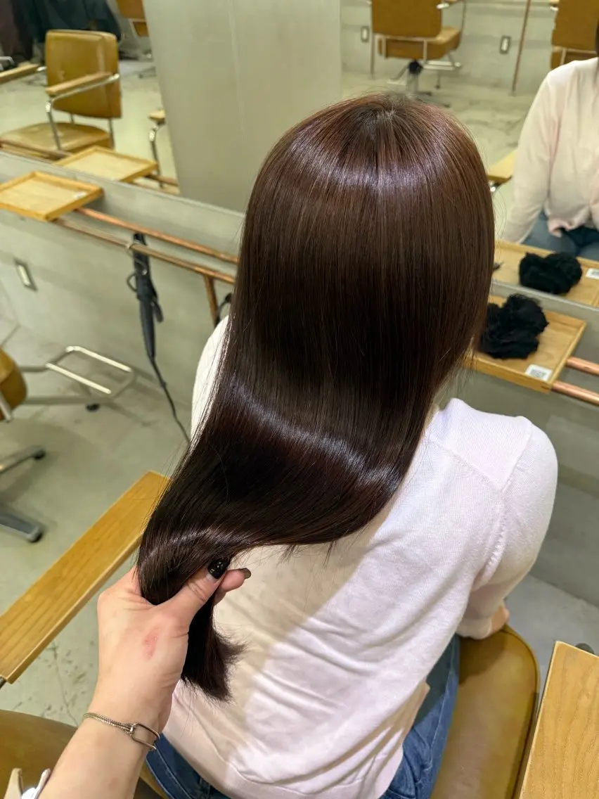 ロング カラー 小山 栞奈のヘアスタイル