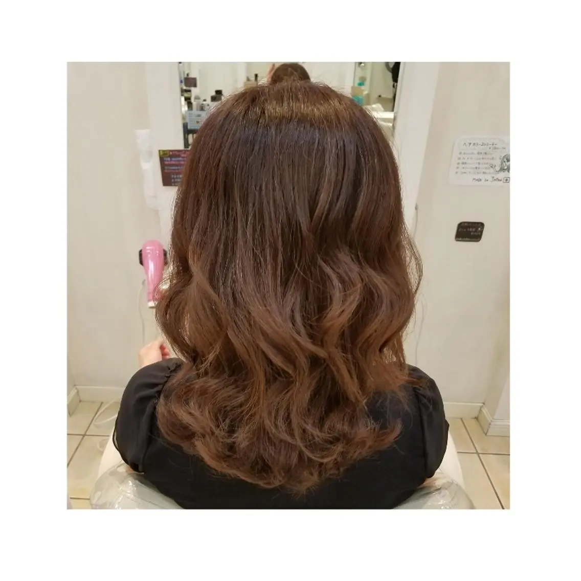 カラー セミロング 荒山 栞奈のヘアスタイル