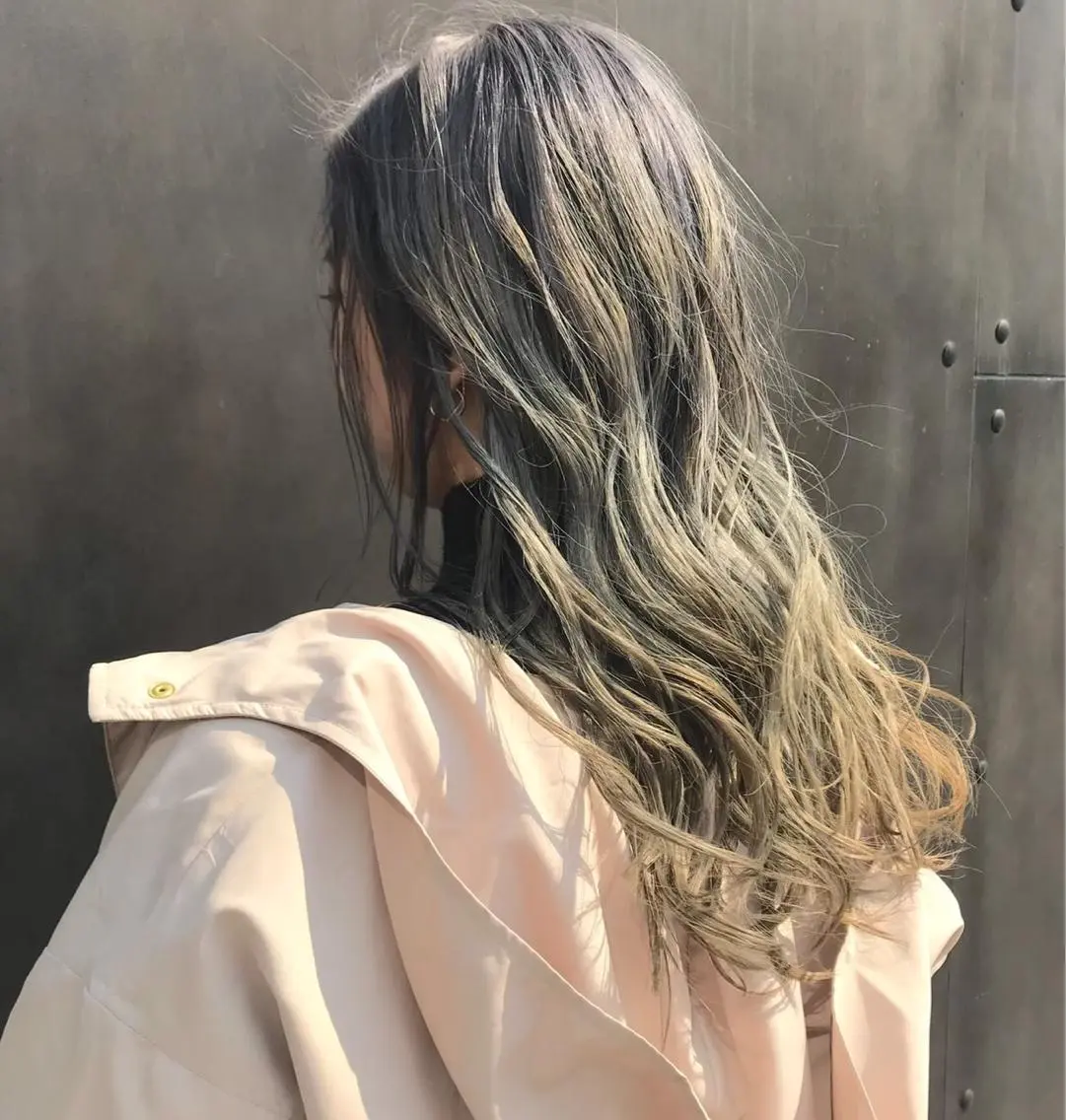 ロング カラー ベージュカラー シルバー シルバーベージュ 藤井 貴美子のヘアスタイル