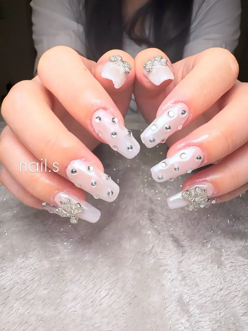 ネイル ドット ミラーネイル リボン ストーンネイル ホワイト ハンドネイル nail.s misatoのネイルデザイン