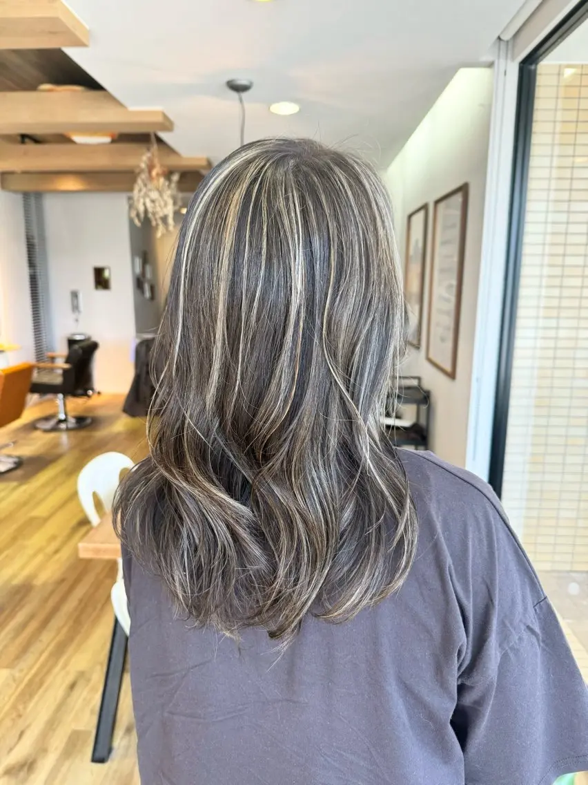 ロング カラー グレージュ ハイライトカラー ハイライト ヘアカラー トリートメント ツキダテ ユイのヘアスタイル