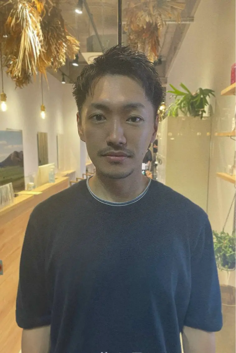 ショート メンズ センターパート ダウンパーマ フェザーパーマ メンズハイライト メンズ韓国風 藤崎百道メンズカット Zina/森井唯央のヘアスタイル