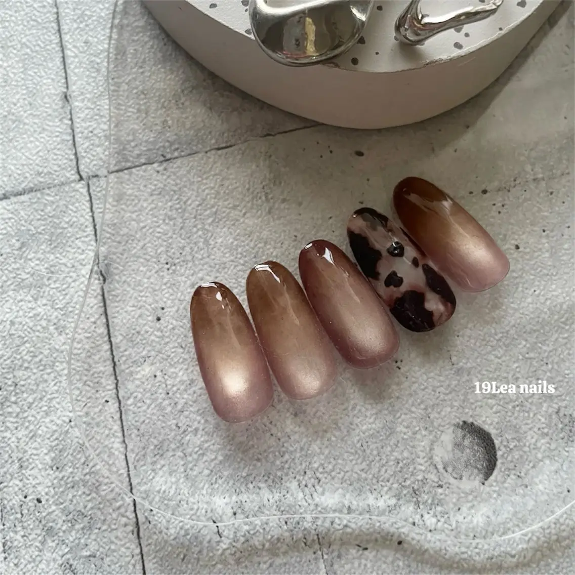ネイル アニマル柄 ブラウン グラデーション マグネットネイル 冬ネイル ハンドネイル 19Lea nailsのネイルデザイン