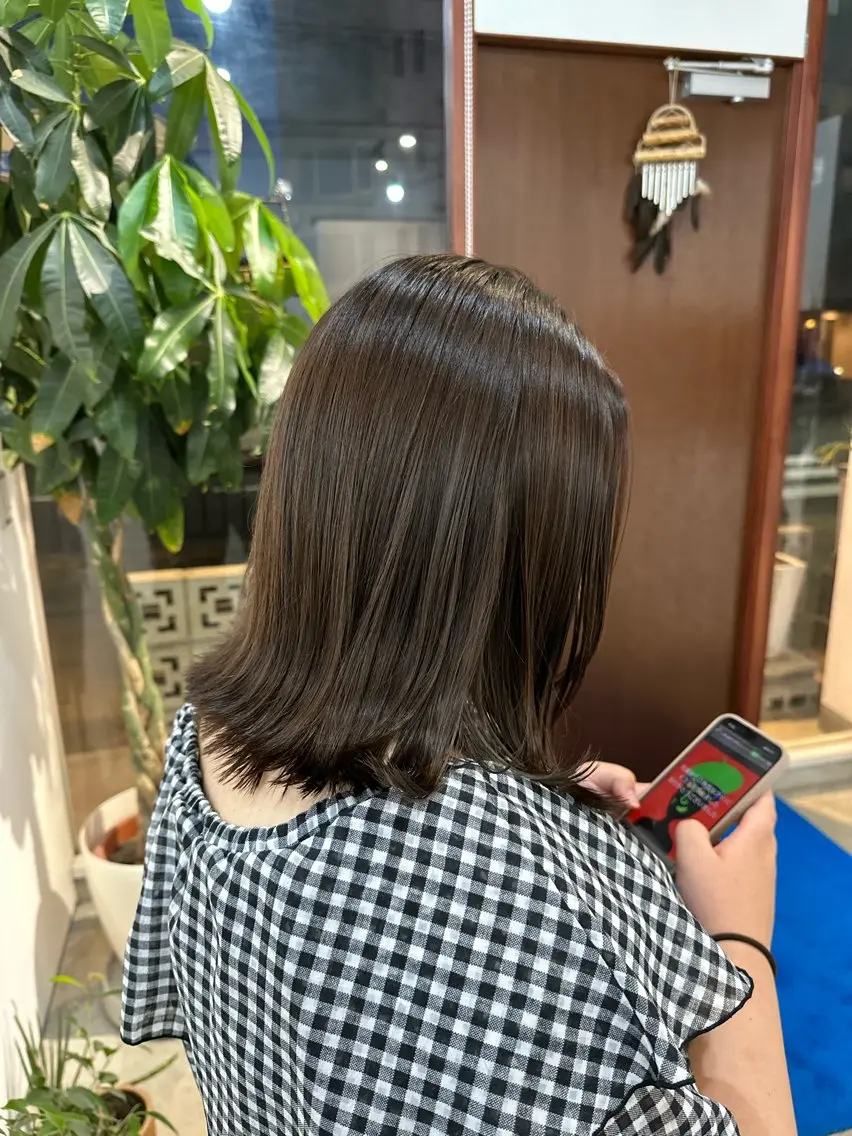 ミディアム カラー グレージュ カイリ /レイヤーカットのヘアスタイル