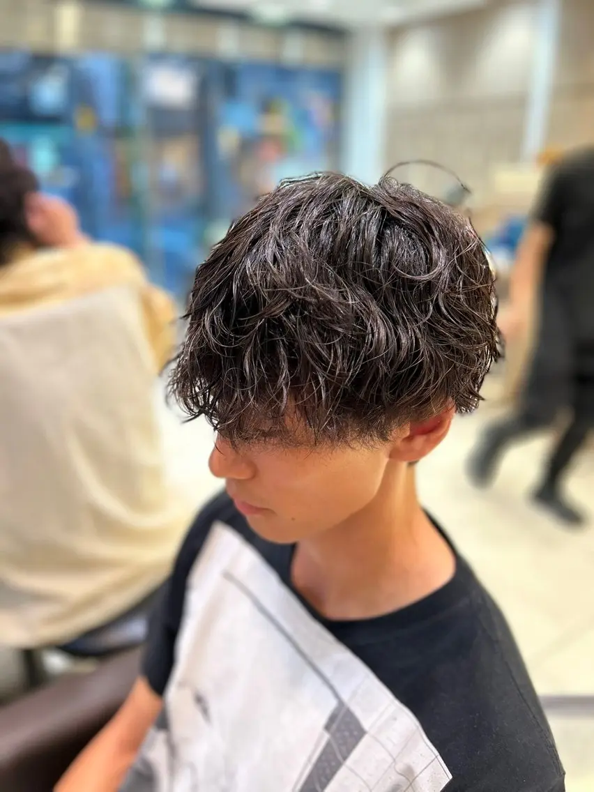 ショート パーマ メンズ メンズパーマ 波巻きパーマ スパイラルパーマ カット パーマ ヘアセット メンズハイライト × perm Runoのヘアスタイル