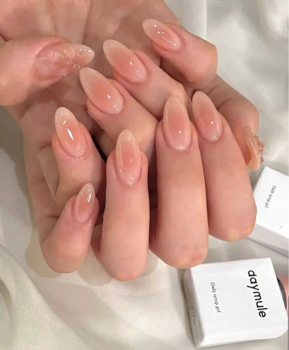 💗韓国人気チークネイル💗+パーツ2個の写真