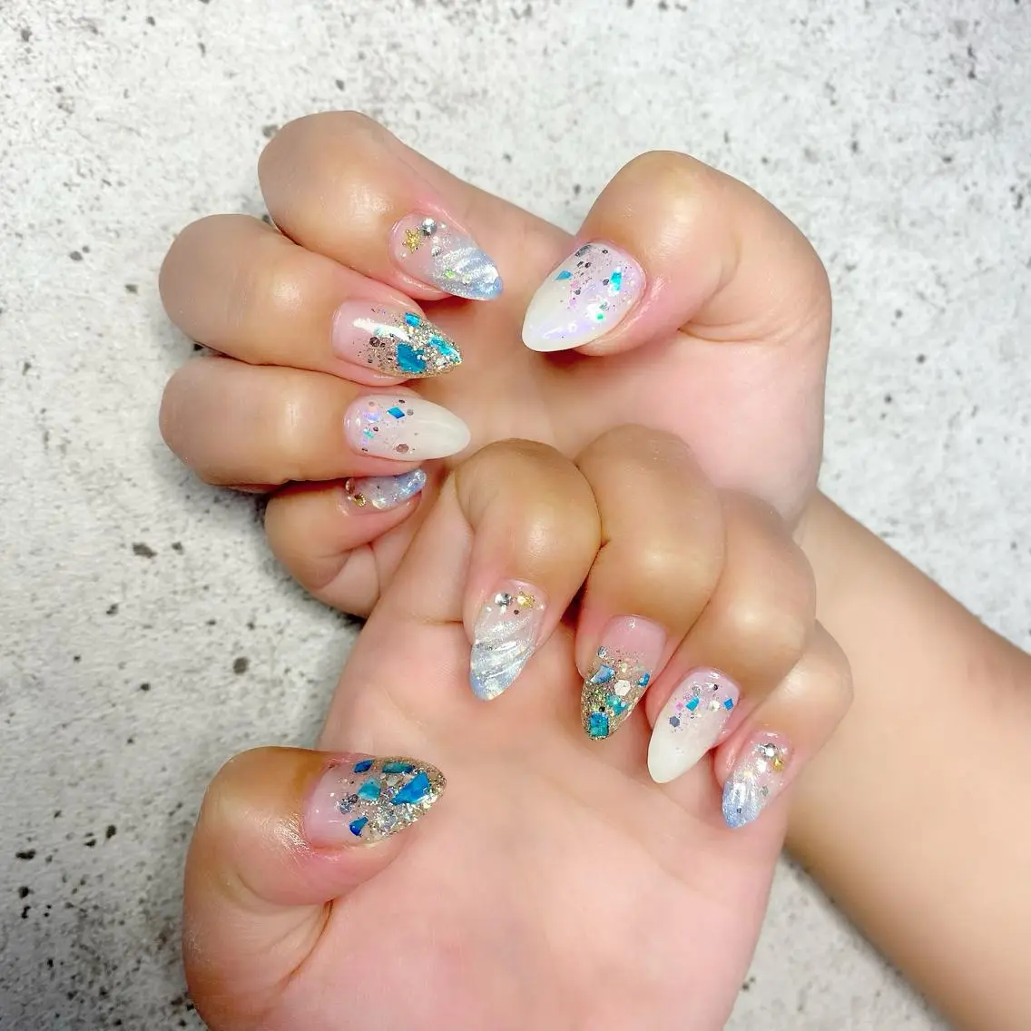 セミロング カラー パーマ ヘアアレンジ メンズ キッズ ネイル マツエク・マツパ アイブロウ ブルーカラー ブルー キラキラネイル 夏ネイル ホワイト ハンドネイル Salon Ｋのネイルデザイン