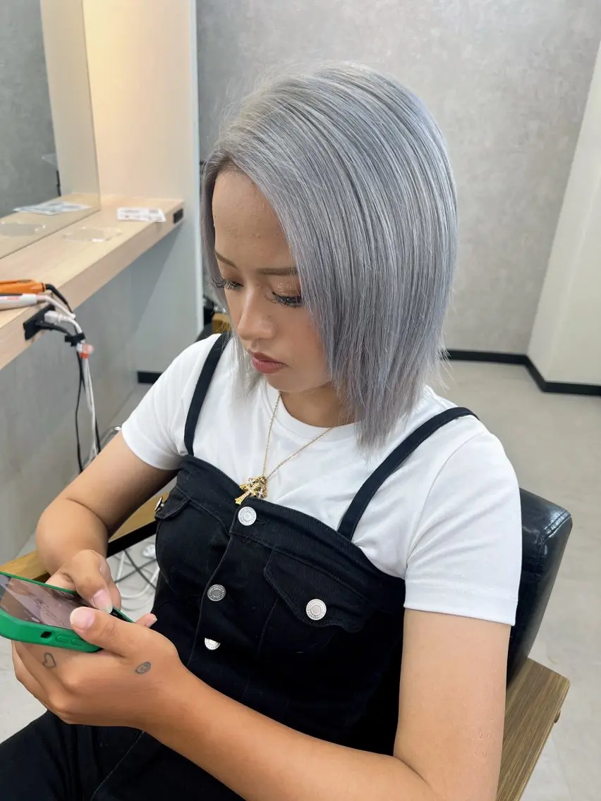 カラー シルバー ホワイトシルバー ALEAP himekaのヘアスタイル