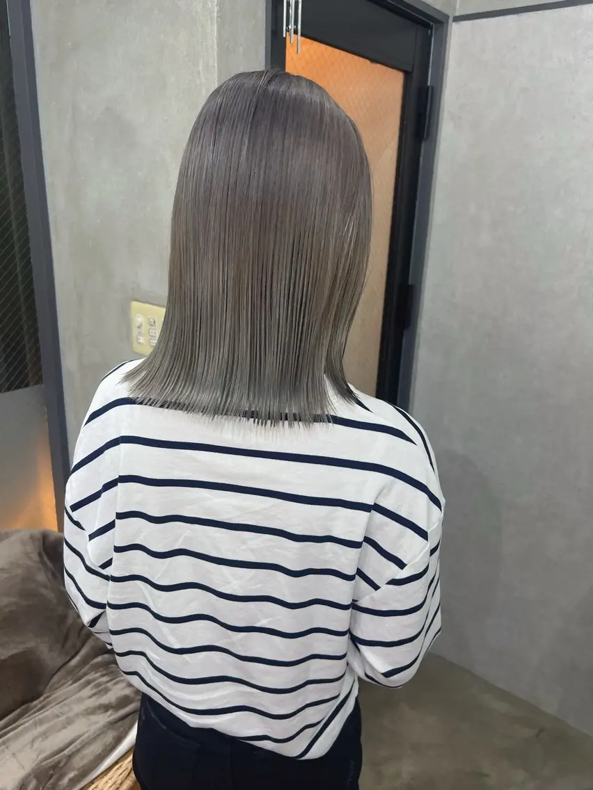 ショート ボブ 顔周りカット YUI ハイトーンカラーのヘアスタイル
