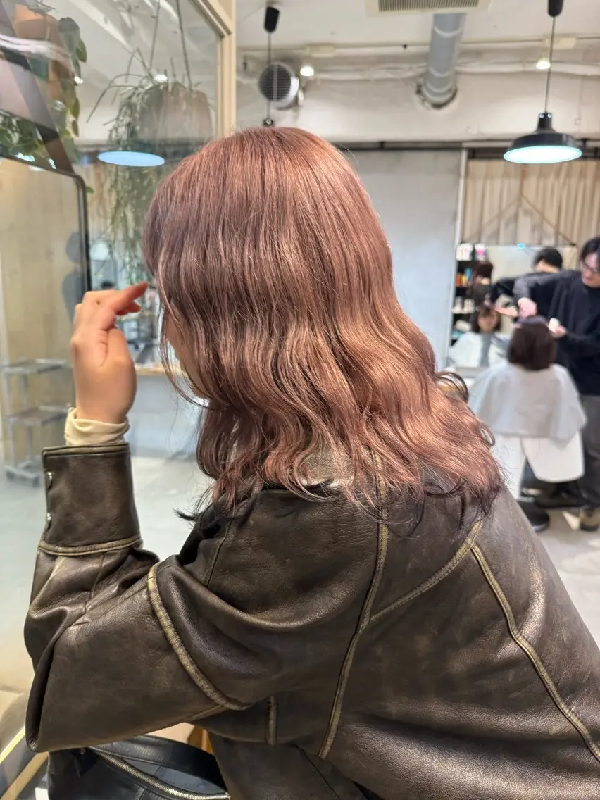 セミロング カラー ミルクティー× グレージュMOMOのヘアスタイル