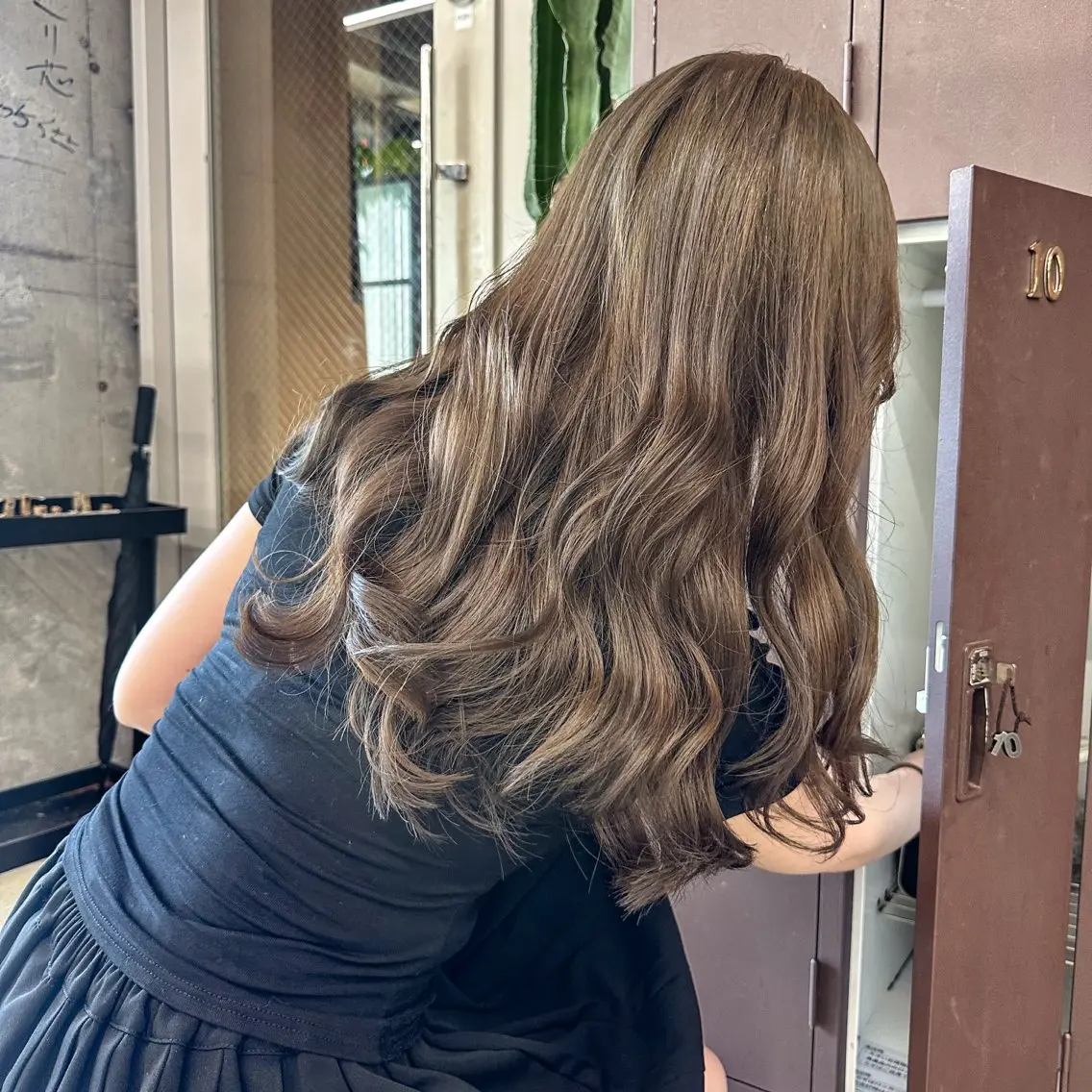 ロング カラー ブリーチ ブラウンカラー 透明感カラー ブリーチなしカラー オリーブブラウン カット ヘアカラー 岡本康平/ケアブリ ーチ/ダブルカラーのヘアスタイル