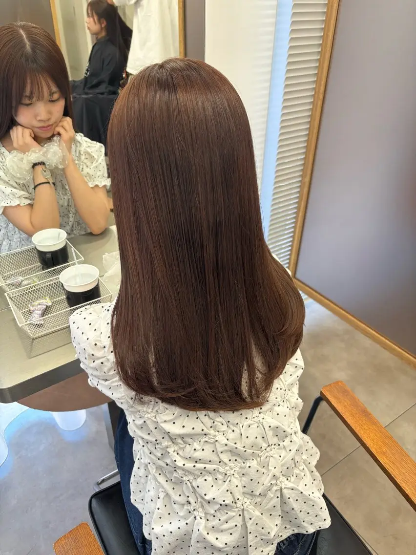 セミロング チョコレートブラウン カット ヘアカラー トリートメント akira𝜗𝜚 ꙳.*‬透明感カラーのヘアスタイル