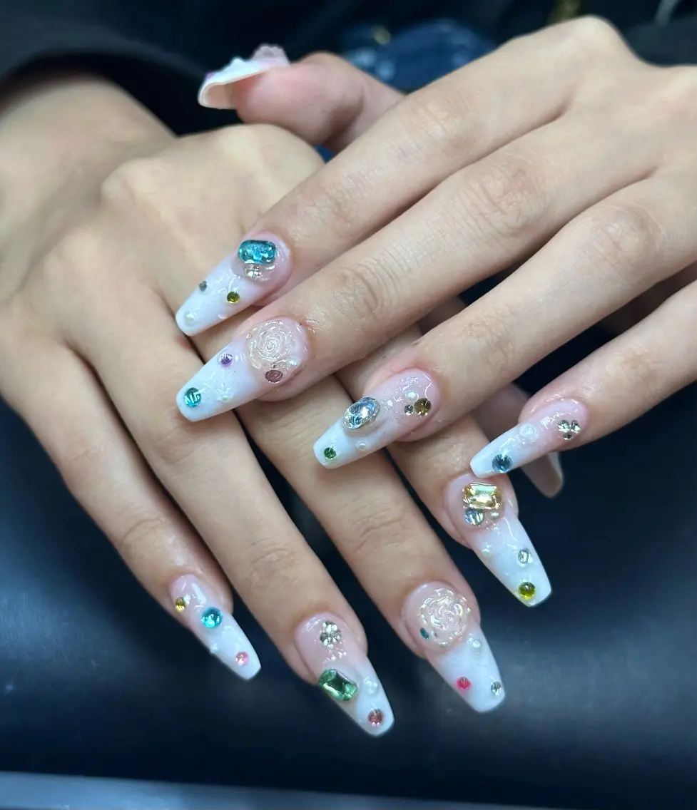ネイル キラキラネイル 韓国ネイル 持ち込み ぷっくりネイル ストーンネイル Iconic Nailのネイルデザイン