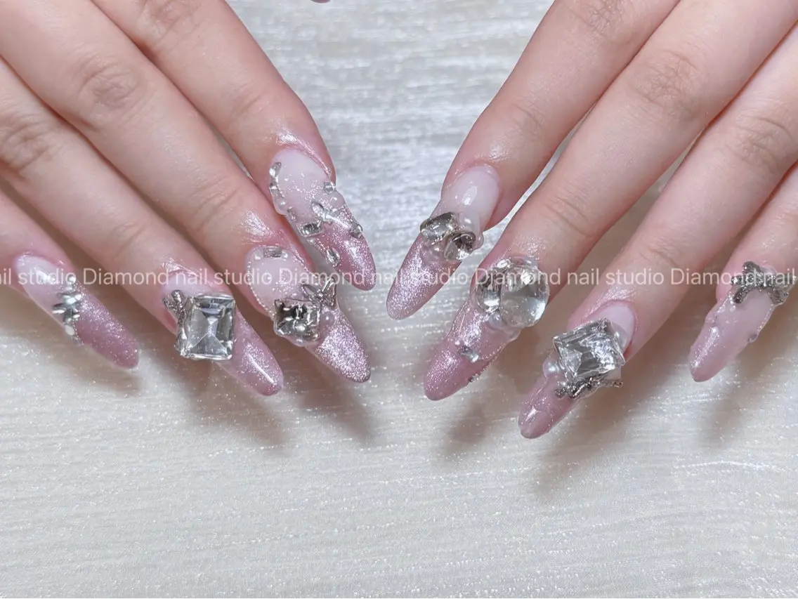 ネイル アートネイル オーロラネイル フラッシュネイル ガーリー キラキラネイル ハンドネイル Una NAILMANAMIのネイルデザイン