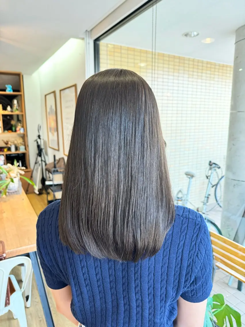 ロング カラー ベージュカラー オリーブベージュ カット ヘアカラー トリートメント ツキダテ ユイのヘアスタイル