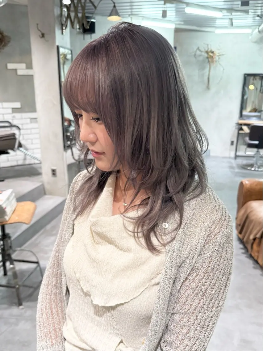 ミディアム カラー 透明感カラー グレージュ レイヤーカット カット ヘアカラー RorriM natsuのヘアスタイル