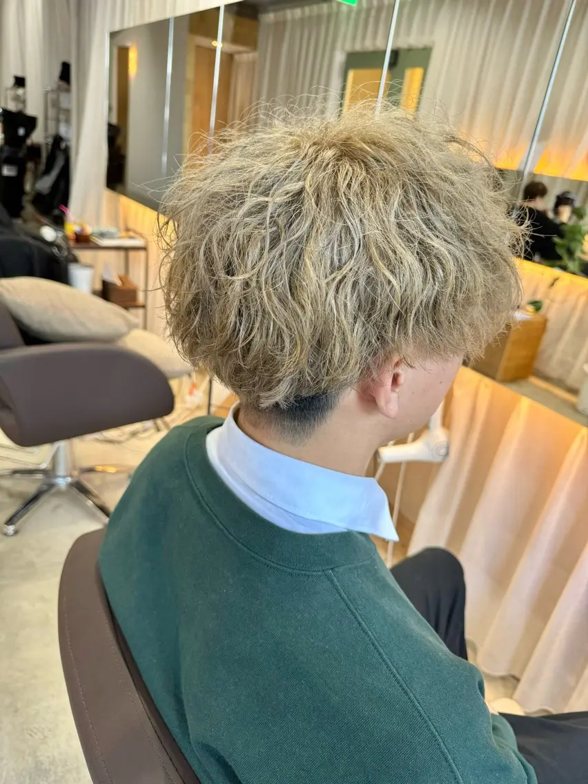 ショート カラー パーマ メンズ メンズブリーチ メンズハイトーン メンズパーマ 波巻きパーマ ブリーチ 【扱いやすいパーマ】 眞鍋拓己のヘアスタイル