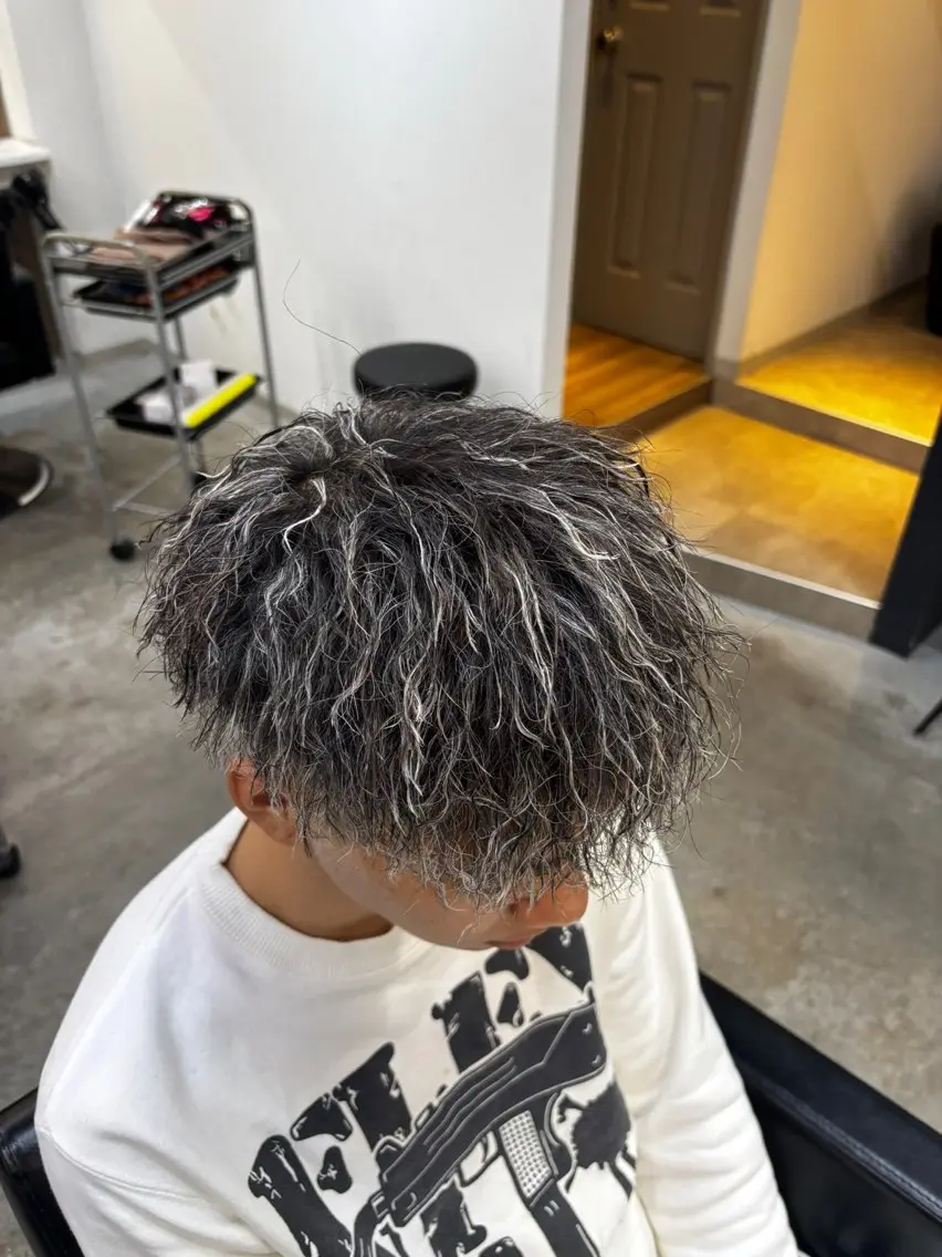 ショート カラー パーマ メンズ メンズメッシュ メッシュ カット ヘアカラー パーマ mikuto メンズ/パーマのヘアスタイル