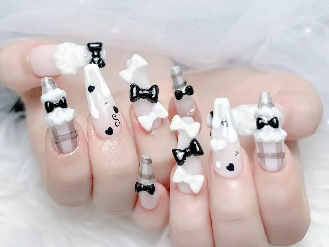 ネイル 長さ出し キラキラネイル 韓国ネイル ロングネイル マグネットネイル ハンドネイル ハンドケア Akira✨ nailのネイルデザイン
