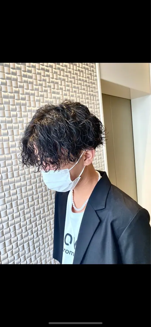 ミディアム カラー パーマ ヘアアレンジ メンズ ミディアムパーマ メンズブリーチ センターパート マッシュウルフ マッシュ カット パーマ トリートメント ヘアセット 新宿メンズパーマ ヨモギダのヘアスタイル