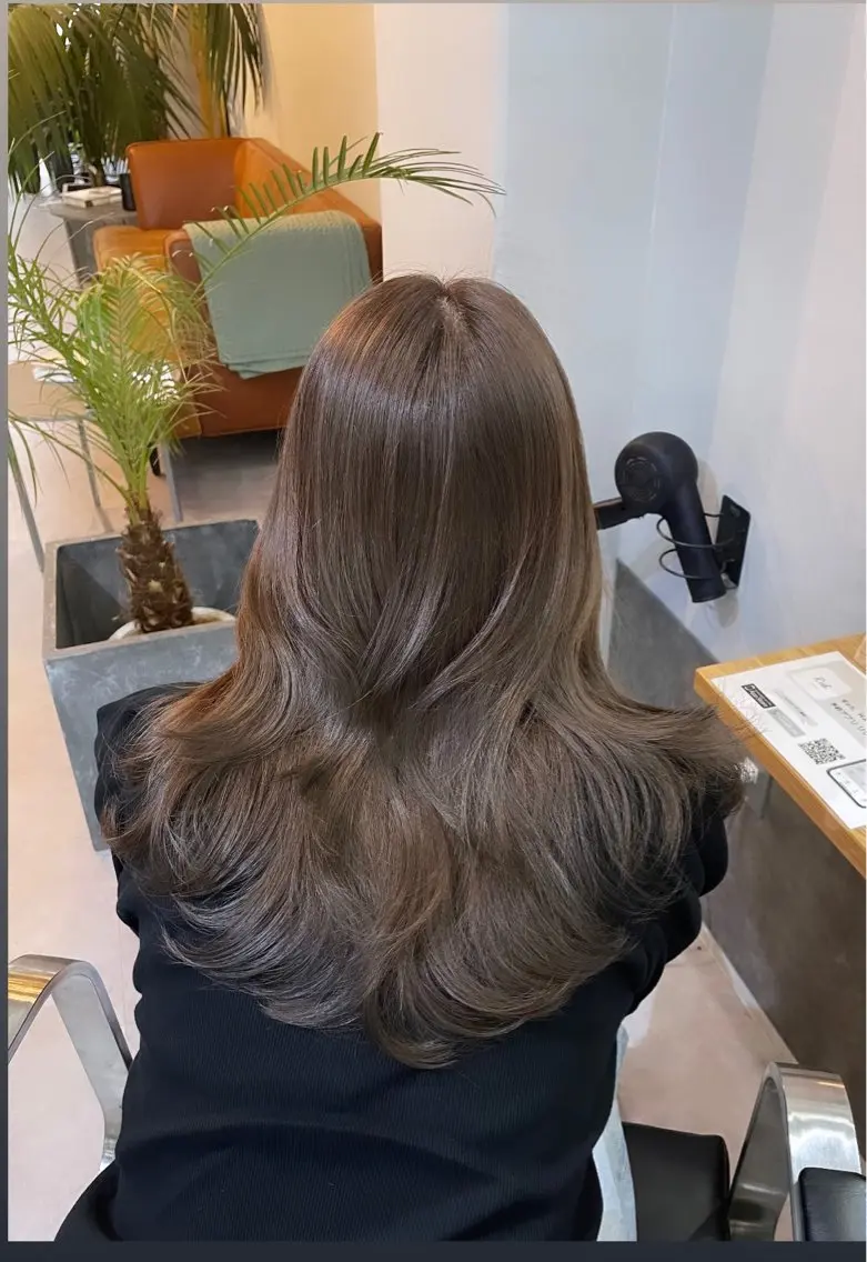 ミディアム カラー ヘアカラー レイヤーカット 西村あきやのヘアスタイル
