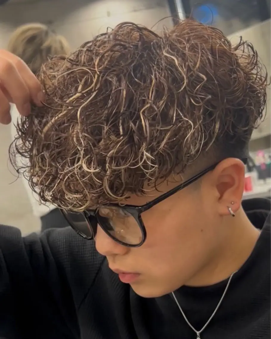 カラー パーマ メンズ スペインカール カット ヘアカラー パーマ eraアメ村店 ヒイロのヘアスタイル
